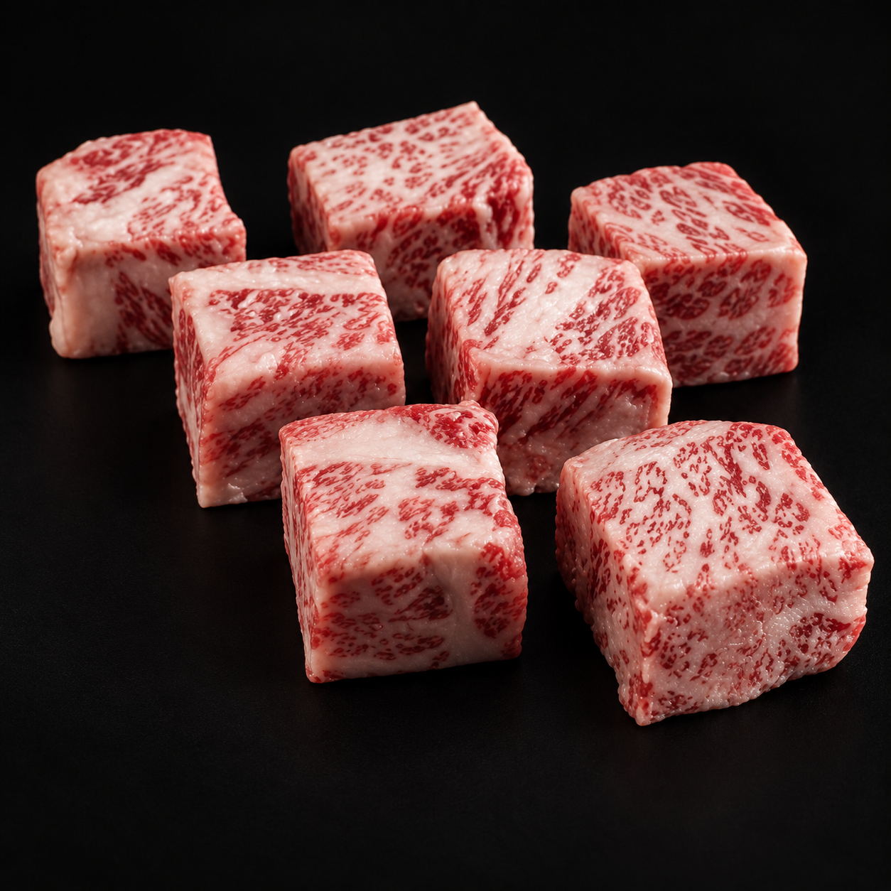 Cubetti di Wagyu giapponese A5 altamente marezzati.